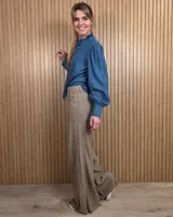 Jean de tiro medio en denim color tostado, con diseño de pierna ancha estilo wide leg y bolsillos traseros.