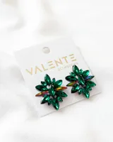 Aros tipo caravanas con forma de flor, con múltiples cristales facetados color verde esmeralda.