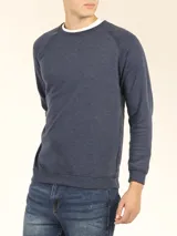 Sweater básico de algodón frizado color azul marino, con cuello redondo, mangas raglán, puños y ruedo elastizados.