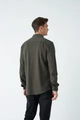 Camisa manga larga verde oliva con fit regular, mangas con botones y logo bordado.
