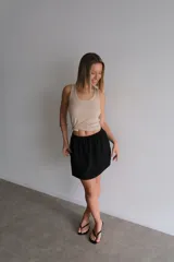 Minifalda marrón con estampado de leopardo.