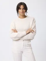 Sweater de tejido de punto con mezcla de alpaca, de corte cropped y calce relajado. Presenta escote redondo, mangas largas y terminaciones acanaladas en puños y cintura.