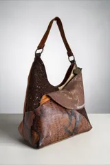Cartera de cuero de diseño envolvente y líneas orgánicas, con combinación de texturas, apliques y estampado de serpiente, asa de hombro y bolsillos exteriores.