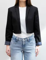 Blazer crop color marrón, marca Dictionary. Cuello con solapa, manga larga y forro interno estampado a rayas.