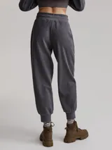 Pantalón de jogging gris con textura acanalada y corte holgado.