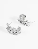 Aros plateados con textura irregular.