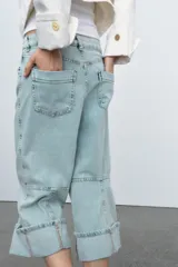 Jeans capri de tiro medio con cintura con trabillas y cinco bolsillos. Presenta pespuntes marcados a contraste y bajo acabado en vuelta.