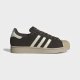 Championes Adidas Superstar II de cuero nobuk en color marrón oscuro, con las icónicas tres rayas laterales y la puntera de caucho en tono crema. Presenta una suela de caucho al tono y forro interior de felpa.
