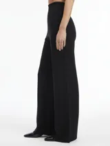 Pantalón negro de lana, corte recto y talle alto.