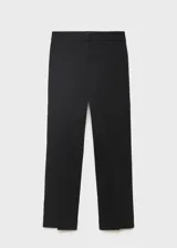 Pantalón de vestir negro con diseño recto y corte crop, trabillas para cinto, dos bolsillos laterales y dos bolsillos de ribete en la parte posterior. Cierre frontal con gancho y cremallera.