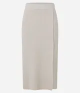 Pollera evasé midi de punto con cintura alta y elástico. Presenta un diseño con traspase delantero.