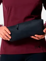 Campera técnica de plumón para mujer, color gris oscuro, con diseño de compartimentos elásticos integrados. Cuenta con cierre frontal completo, cuello alto, bolsillos laterales con cierre y puños con ribete elástico. Es una prenda compresible diseñada para actividades de montaña y senderismo.