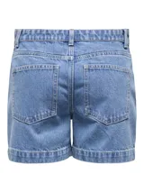 Short de denim tiro medio de la marca Only, color azul claro, con calce regular, cierre de botón y cremallera, bolsillos delanteros y costuras decorativas visibles en el frente.