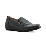 Zapato casual Korium Confort Dara color negro, con capellada perforada, plantilla de cuero y suela de goma.