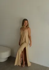 Vestido largo negro de viscosa, con escote en V y tirantes finos.