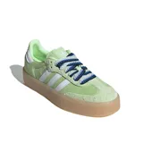 Championes Adidas Sambae W, color verde con detalles en blanco y suela color caramelo.