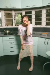 Remerón rosa claro de algodón con estampado frontal de una mujer a caballo con la frase "Rompe Corazones Bandida" y un corazón.