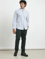 Camisa de tejido Oxford con cuello button-down, manga larga y bolsillo frontal. Presenta botones al tono y un corte clásico.