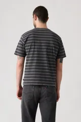 Remera de manga corta con cuello redondo, confeccionada en tejido de algodón con diseño de rayas horizontales en tonos grises y negros. Presenta el logo de la marca bordado discretamente en el pecho.