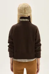 Cardigan de tejido de punto en color marrón, con cuello en V, cierre frontal de botones y detalle de bordado en una de las mangas.