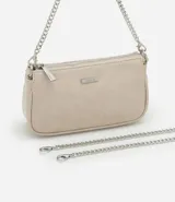 Cartera femenina modelo baguette, color beige, con acabado brillante y asas desmontables. Confeccionada en poliuretano, tiene una correa de cadena plateada y un logo metálico en el frente.
