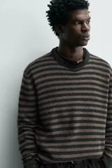 Jersey de punto regular fit, confeccionado en una mezcla de lana y fibra de yak. Presenta un diseño de rayas horizontales, cuello redondo y manga larga con acabados en rib.