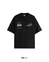 Remera negra de manga corta con cuello redondo y estampado frontal con la firma de Kobe Bryant y la frase "The Black Mamba".