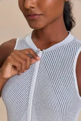 Jumpsuit corto de lycra con tecnología seamless, diseño ajustado y texturas diagonales. Presenta cierre frontal y espalda descubierta.