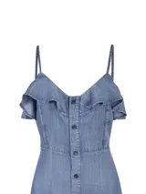 Vestido largo de denim azul, corte entallado en la cintura y falda acampanada. Presenta tirantes finos, escote con volados caídos en los hombros y cierre frontal con botones.