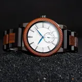 Reloj Chenaut Perle d’Ébène con caja de madera de sándalo rojo, esfera blanca perlada con manecillas azules y malla de madera de ébano.