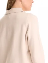 Sobrecamisa de mujer marca Sioni, con diseño combinado en tejido de punto y eco cuero. Presenta cuello camisero, cierre frontal con botones y mangas largas con puños tejidos.