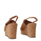 Sandalias de mujer con plataforma de corcho y capellada de cuero gamuzado color marrón. Presentan diseño de punta abierta y pulsera con hebilla ajustable en el tobillo.