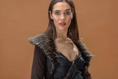 Saco largo de viscosa con caída fluida y cuello de piel sintética desmontable. Presenta un diseño abierto, ideal para superposiciones, con un corte que estiliza la silueta.