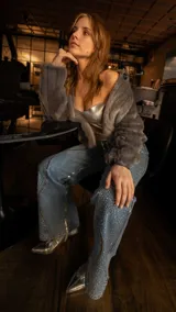 Tapado gris de piel sintética con cuello solapa y cierre con botones ocultos.