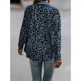 Sobre camisa de pana con estampado animal print, de corte suelto y manga larga. Presenta cuello italiano, cierre frontal con botones y bolsillos en el pecho.