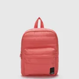 Mochila Bubba de diseño acolchado con costuras horizontales, color coral. Cuenta con un compartimento principal espacioso con cierre, bolsillo frontal externo y logo de la marca en la parte inferior.