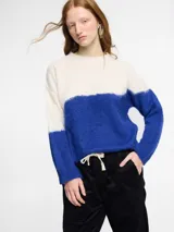 Sweater tejido en jersey con diseño a bloques de color blanco y azul.