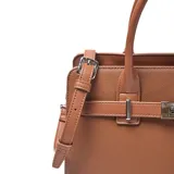 Cartera tipo tote de diseño estructurado en color habano, con textura granulada. Presenta doble asa superior, correa ajustable extraíble, cierre frontal con hebilla metálica decorativa y logo de la marca en la parte inferior.