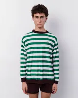 Remera de manga larga a rayas horizontales verdes y blancas, con cuello y puños marrones.
