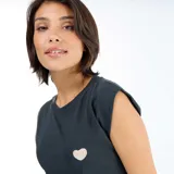 Camiseta de punto sin mangas color negro, con cuello redondo y diseño de corazón bordado en el pecho.