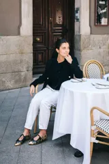 Zapatos tipo blucher artesanales de napa dorada con estampado de estrellas negras. Presentan un adorno de flecos de napa negra en el empeine, cierre con cordones y suela de cuero.