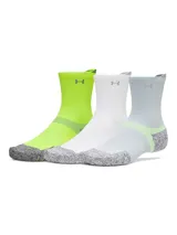 Pack de tres pares de medias deportivas Under Armour de caña media, confeccionadas con tejido de secado rápido, amortiguación en la planta y soporte de arco integrado. Incluye un par verde lima, un par blanco y un par gris claro.