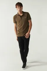 Remera polo color marrón con terminaciones a contratono y logo estampado. Corte regular y mangas cortas. Confeccionada en algodón.