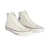 Zapatillas Converse Chuck 70 de caña alta color crema con detalles en rojo y azul en la suela.