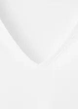 Camiseta blanca de algodón con escote en V y mangas cortas.