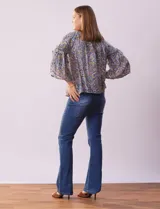 Blusa Zac & Rachel estampada, de gasa, con cuello redondo fruncido y mangas 3/4 amplias con volados.