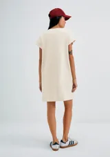 Vestido corto amarillo con cuello redondo, mangas cortas con dobladillo y bolsillo de parche en el pecho.