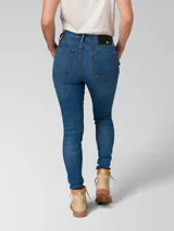 Jeans de corte ajustado en denim color azul medio, con diseño clásico de cinco bolsillos, cierre de cremallera y costuras reforzadas.