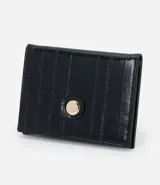 Billetera pequeña tipo sobre de la marca Satinato, confeccionada en poliuretano texturizado color negro. Presenta un diseño compacto con cierre de botón metálico dorado y un interior organizado con divisiones para tarjetas.