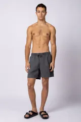 Short de baño de corte clásico con cintura elástica y cordón ajustable. Presenta un acabado efecto lavado vintage, bolsillos laterales y un pequeño logo bordado en la parte inferior.